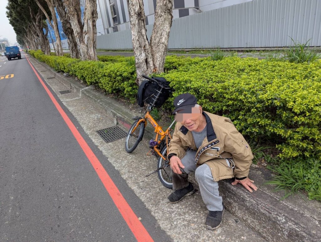 8旬翁呆坐人行道-壢警及時伸援