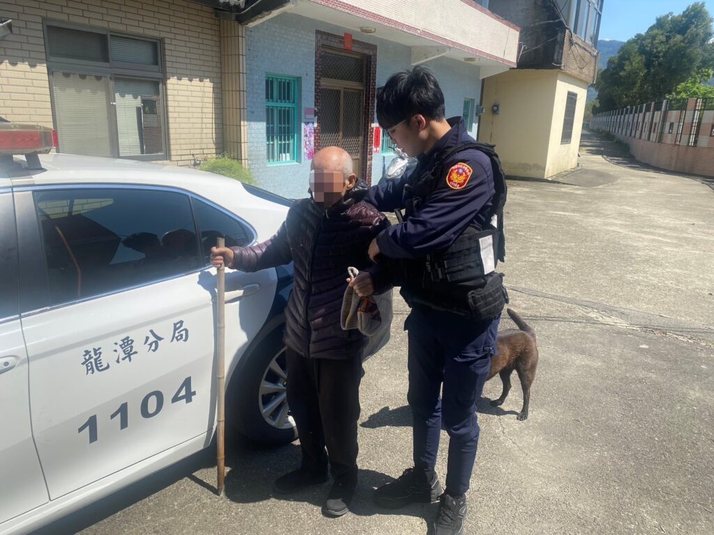 81歲失智老翁迷途街頭-龍潭警憑「這數字」助順利返家
