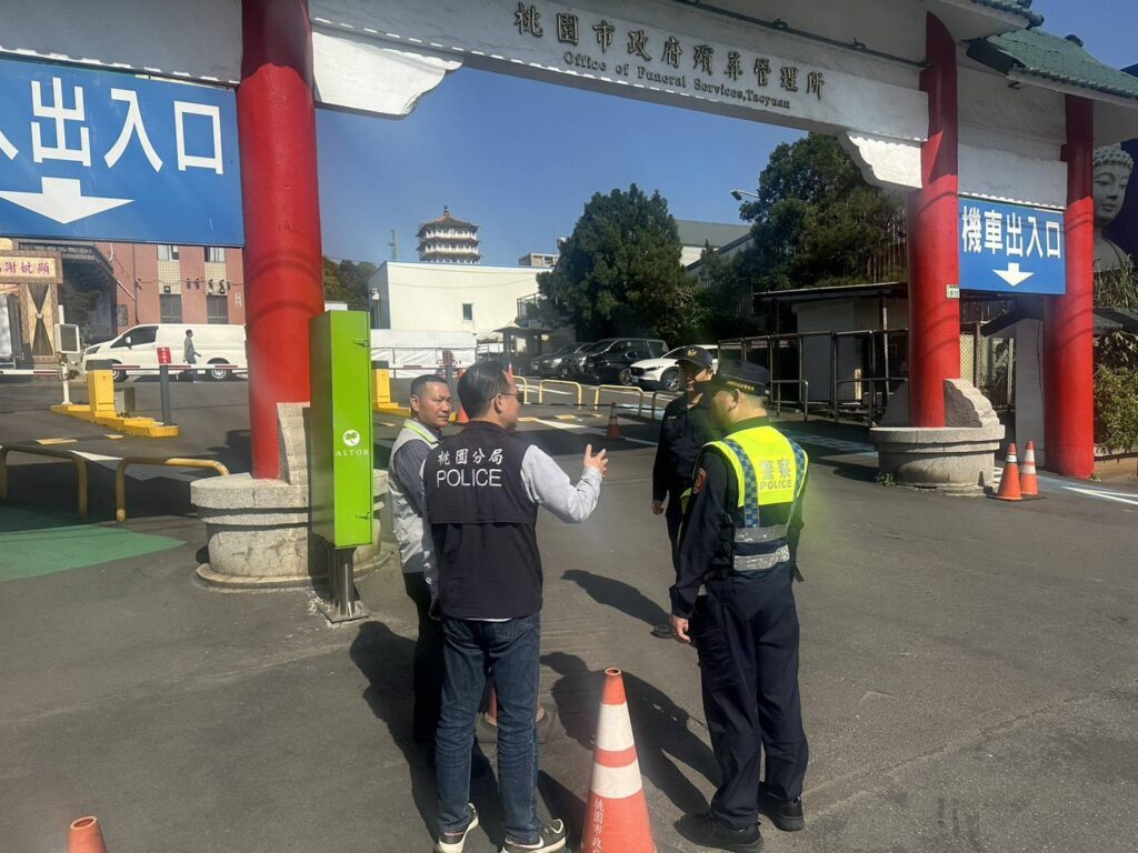 桃園殯葬所清明祭祖交通疏導啟動-警方協同設立臨時管制措施