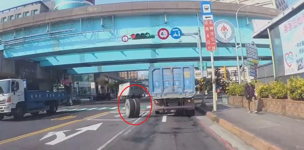 【有片】曳引車開到一半「輪子離家出走」-無辜騎士遭波及