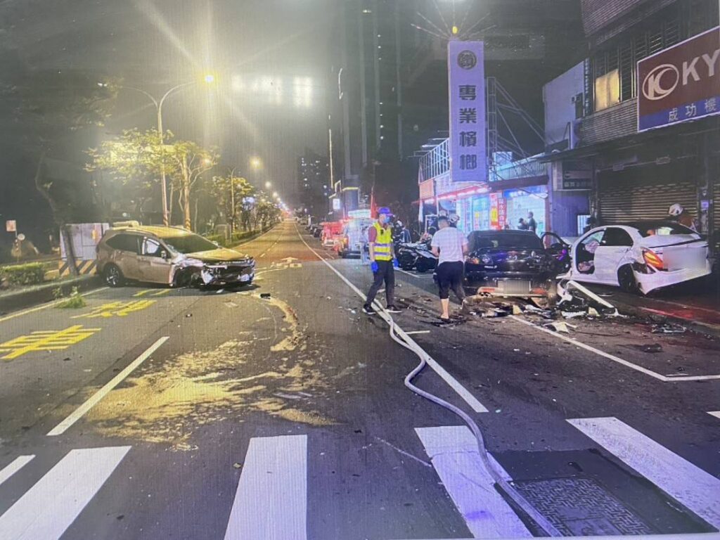 【有片】左轉車與直行車碰撞-車輛「原地大旋轉」畫面曝