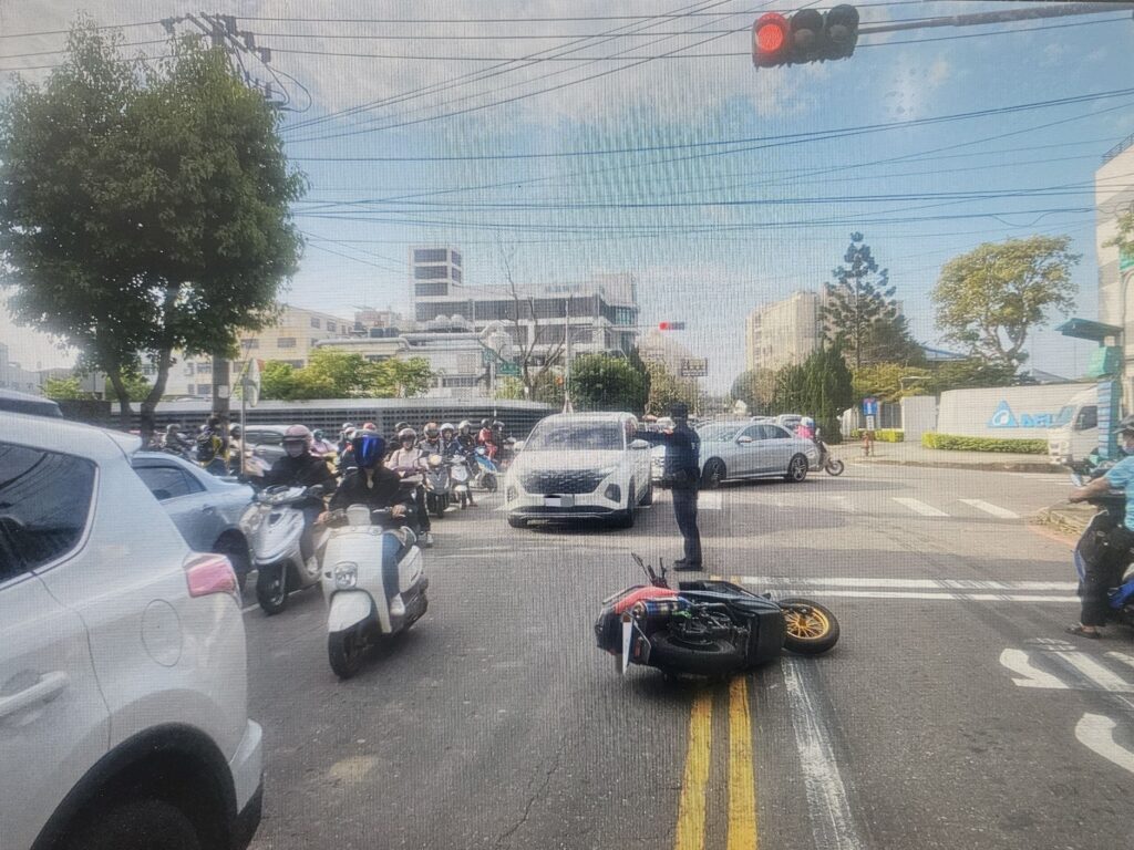 【有片】疑身體不適沿路撞3車-下秒竟直接開走
