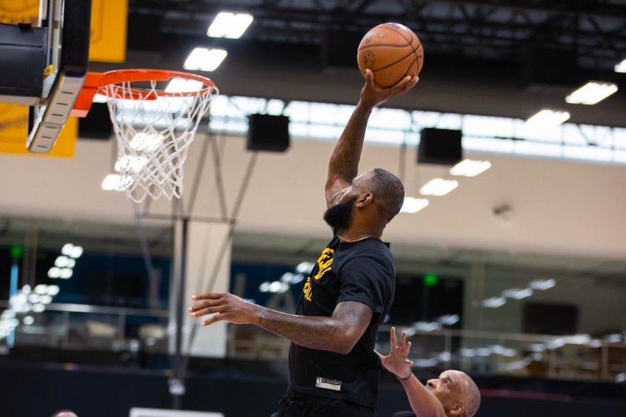影/《nba》「詹皇」隻手遮天0.1秒補籃絕殺溜馬-助湖人止住三連敗