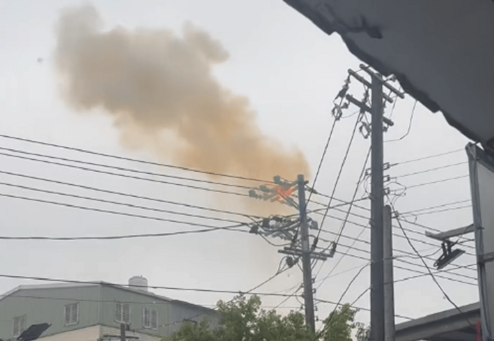 八德2143戶停電-電線桿竄火煙畫面曝