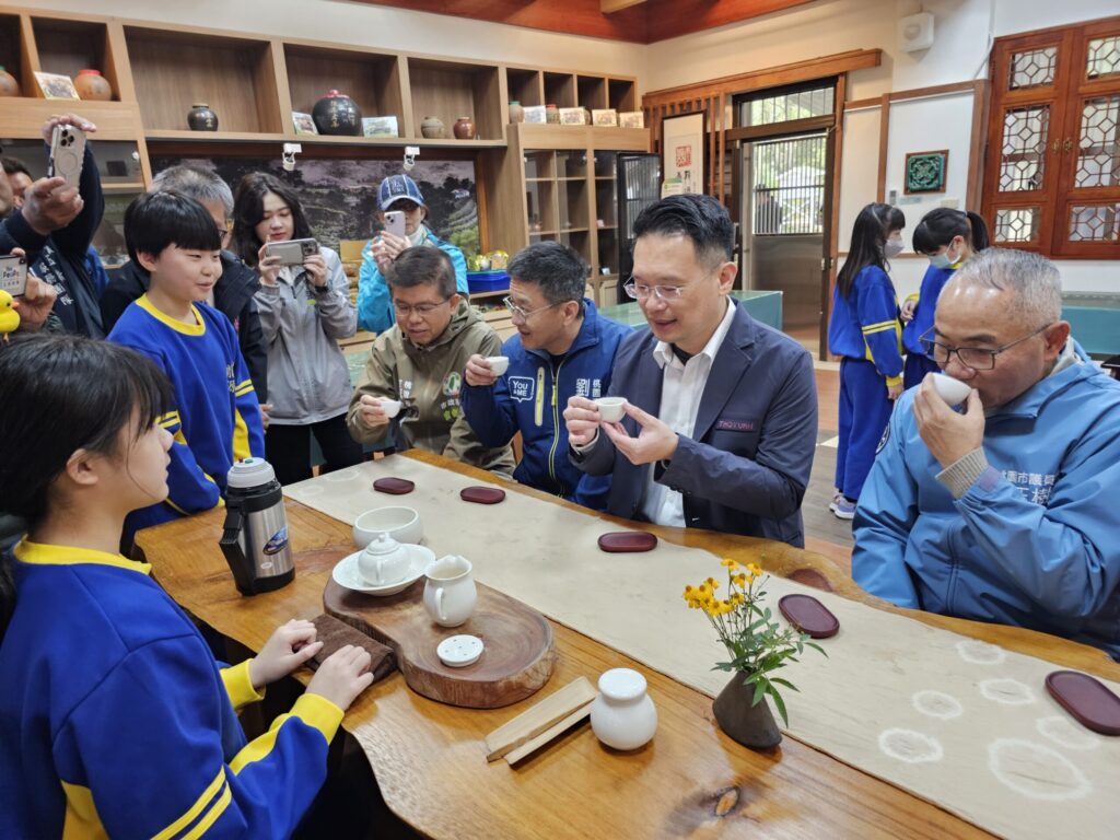 蘇俊賓走進龍源國小園遊會「robot科普市集」展現茶鄉魅力