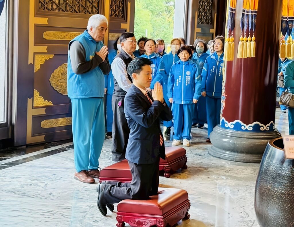 何志偉代表總統贈墨寶-圓德慈惠堂善行受讚譽