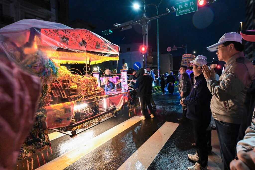 觀音草漯保障宮南巡進香-信眾不畏風雨迎天上聖母回鑾