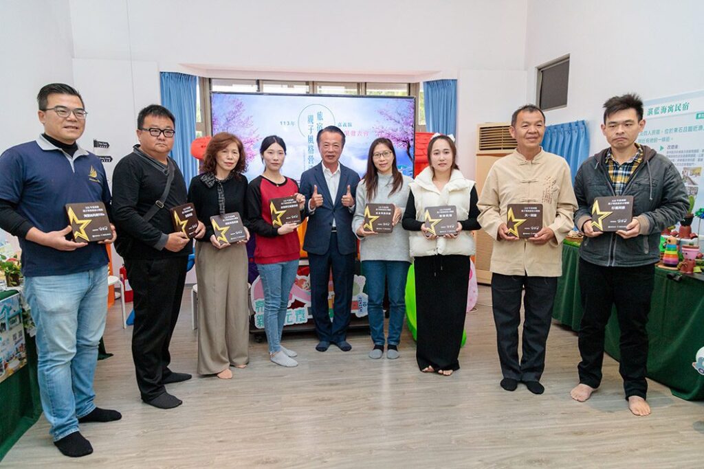 嘉義縣旅宿業親子友善空間全面升級　翁章梁頒示範點認證標章
