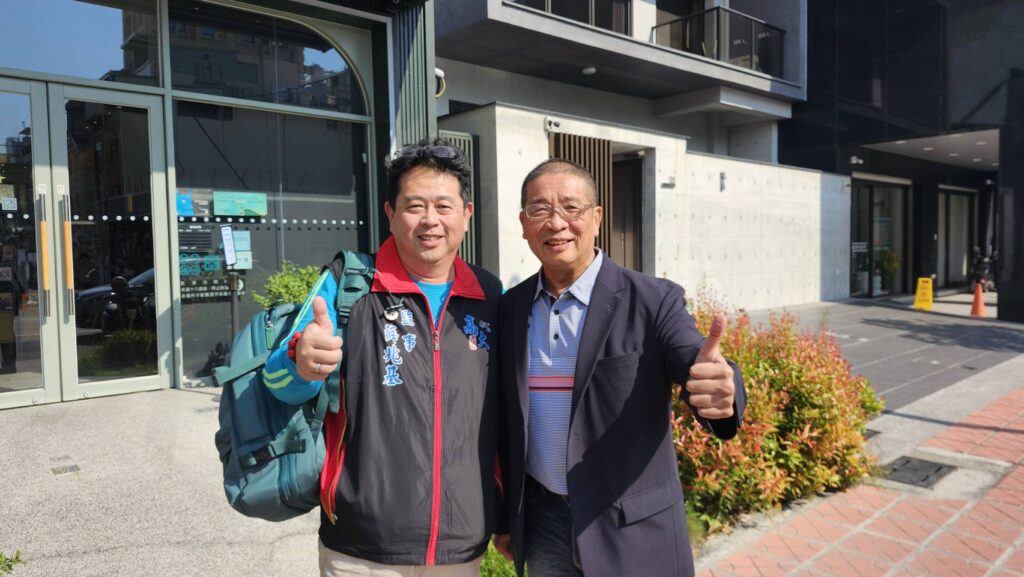 薛兆基向前左營區區長胡俊雄請益市政-提交通政見獲支持肯定