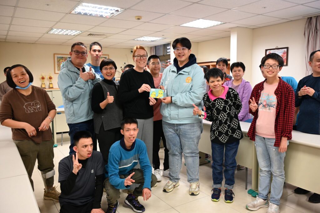 與幼兒提前歡度兒童節-魏嘉彥致贈速食餐券