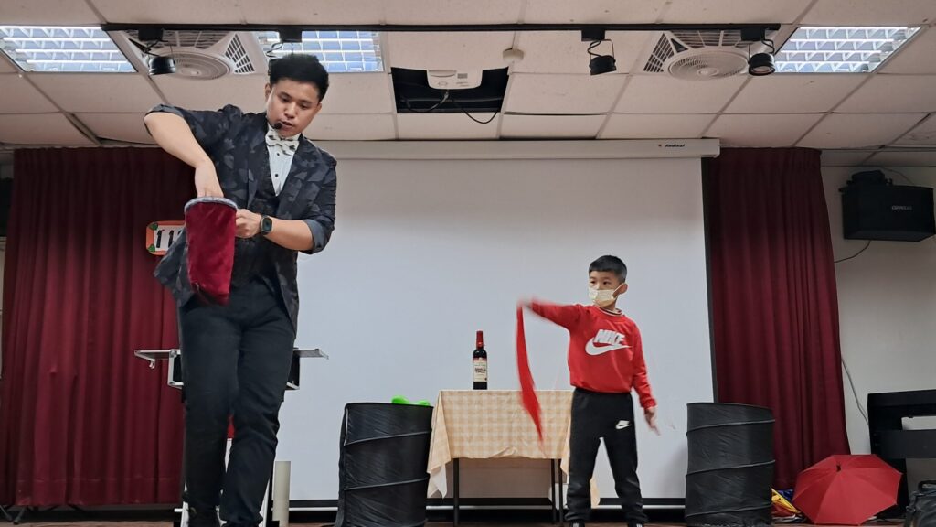 大溪瑞祥國小邀魔術師表演-學童度過歡樂兒童節