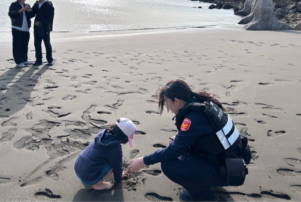 女童與家人走散-「玩得太開心」沒空理楊梅警關心