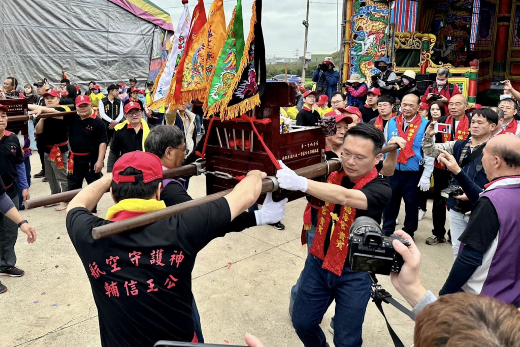 輔信王公聖誕千秋大典熱鬧登場-蘇俊賓體驗百年歷史飛輦轎