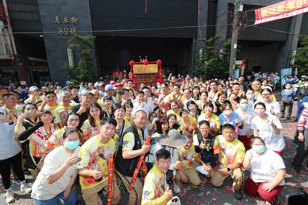 影音/大甲媽停駕員林宏仁醫院-白袍醫扛轎為患者祈福