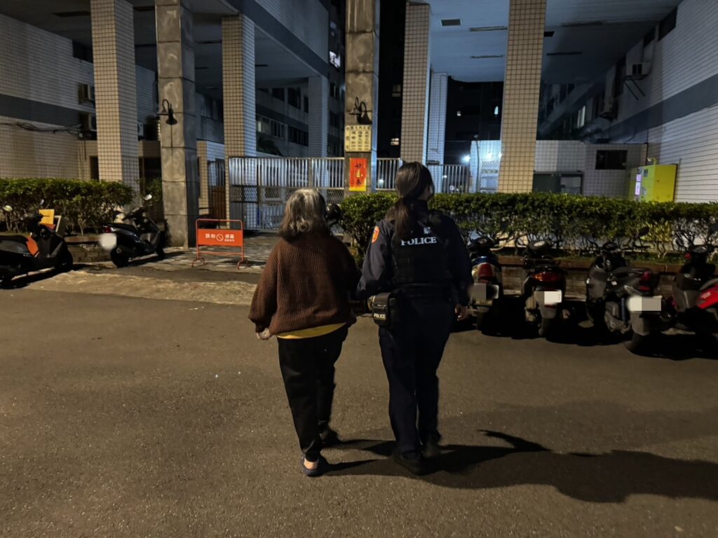 失智婦街頭徘徊遇熱心店家收留-壢警用「這方式」助平安返家