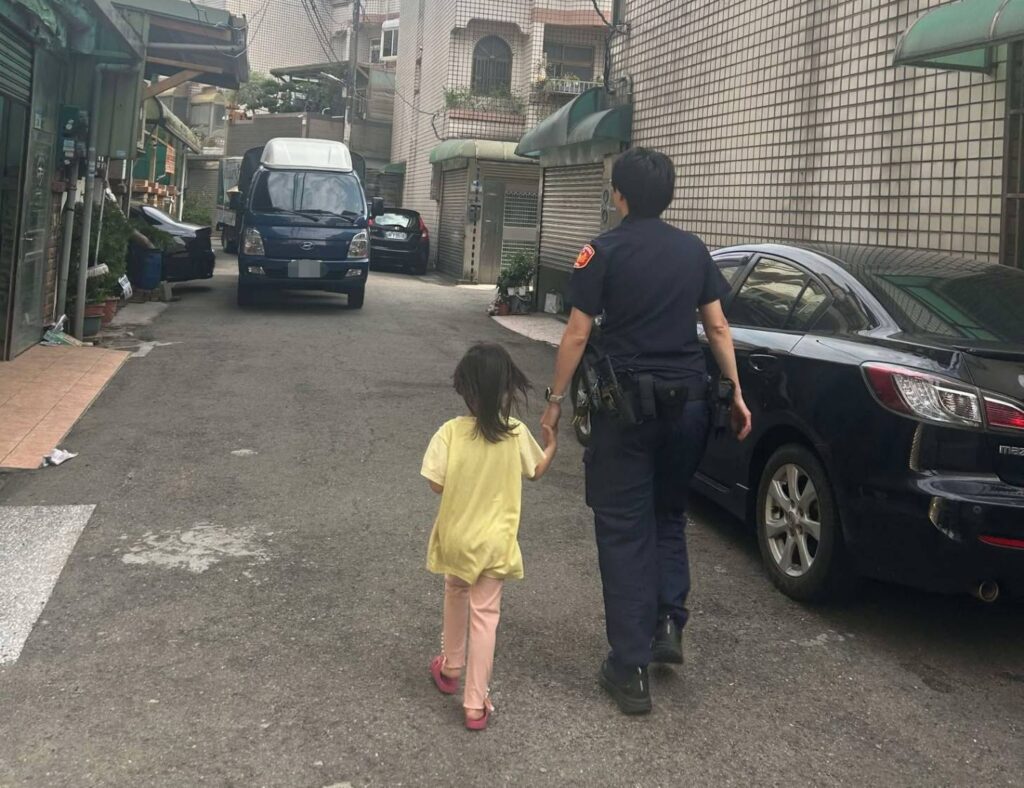 女童公園玩耍走失-大園警靠「1線索」送返家