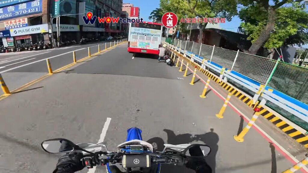 【有片】恐怖！公車突變換車道-機車騎士險遭捲進車底