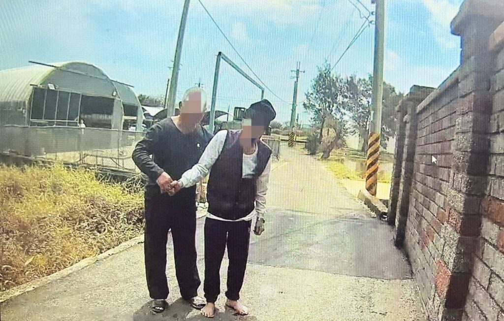 8旬翁路上徘徊「滿手都是血」-大園警民合力伸援