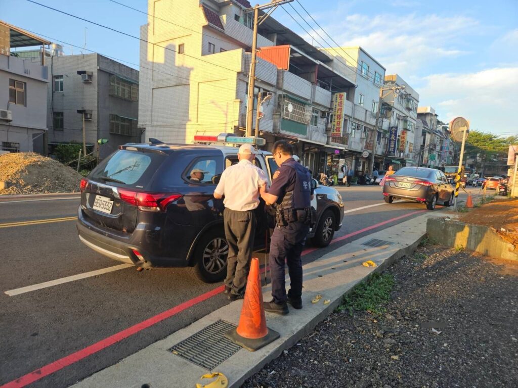 外出買飯體力不支癱路旁-平警及時伸援送翁返家