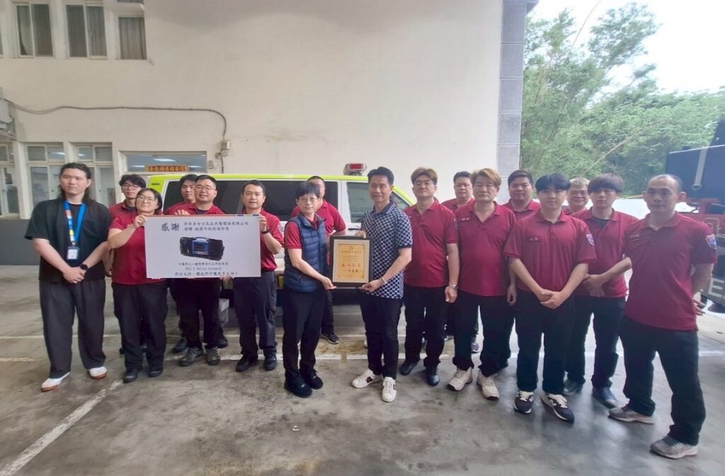 她長期熱心公益-捐贈桃消大園分隊可攜式高階監護電擊器