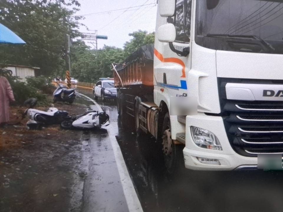 【有片】上班遇死劫！男雨天騎車自摔-遭曳引車輾壓亡