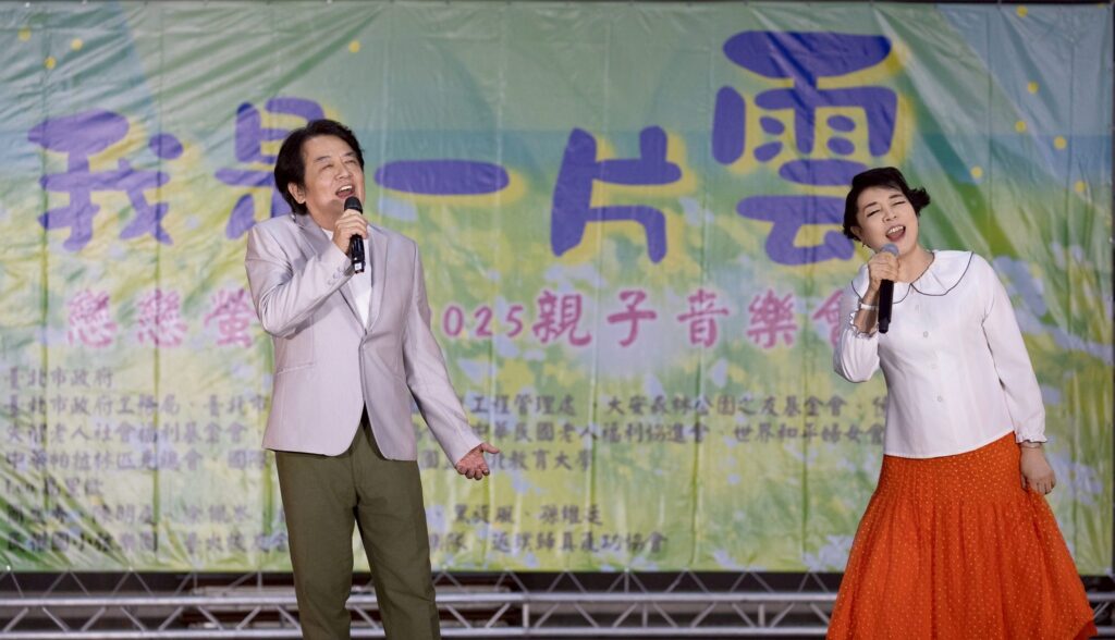 大安森林公園「我是一片雲」親子音樂會-簡文秀與民眾嗨唱「螢火蟲之歌」