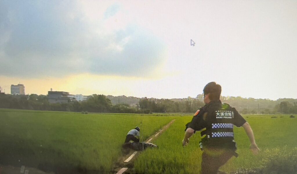 竊盜通緝犯遇警加速逃-下秒「犁田」狼狽落網