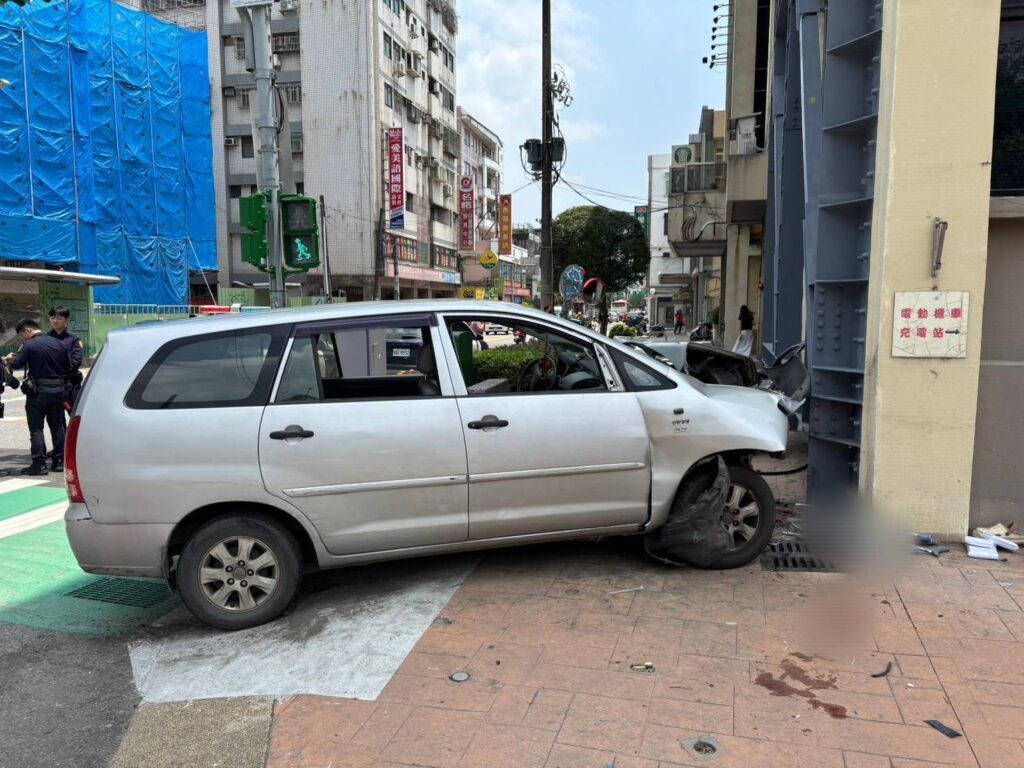 【有片】八德公所前車禍！轎車逆衝撞牆波及行人釀1死1傷