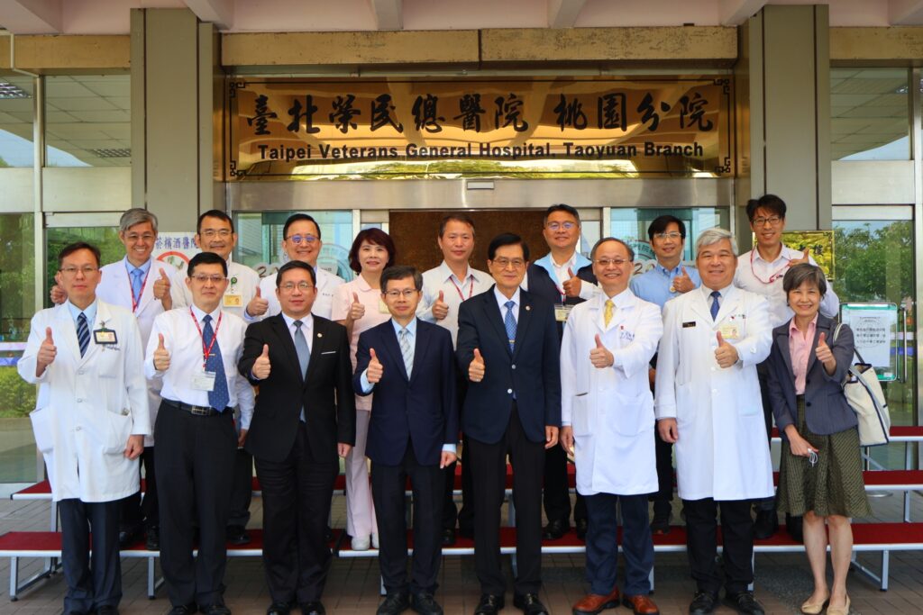 退輔會主委視導北榮桃分院-慰問榮民傷兵