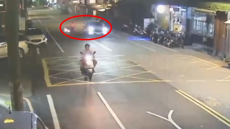 【有片】超車撞擊無照少年-竟釀中壢警民當街互嗆