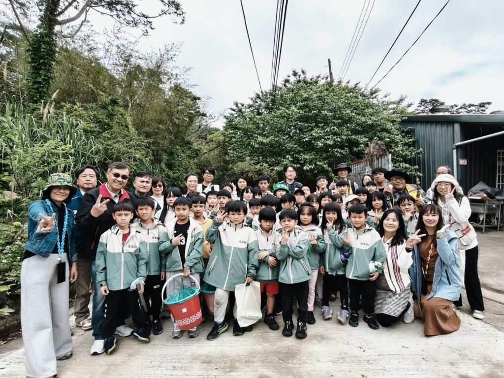 霞雲國小課程融入防災教育-學童彩繪擋土牆畫出家鄉文化
