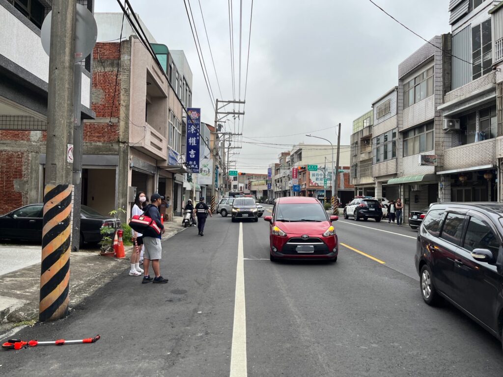 穿越馬路遭車撞！新屋男學生四肢受傷送醫治療