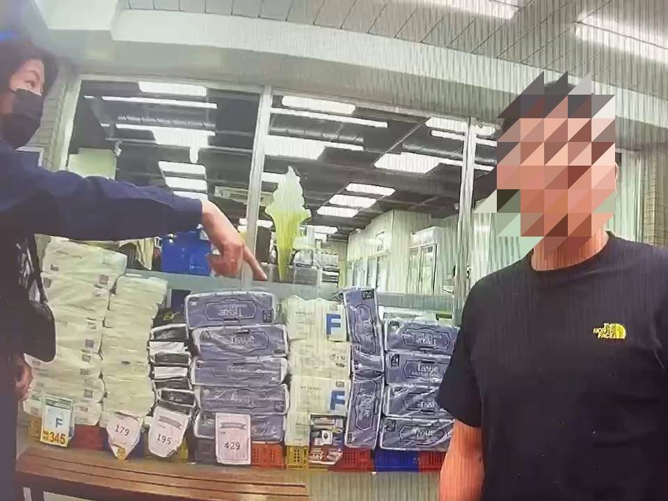 【有片】男子酒醉誤開警車門遭管束-自稱認錯車質疑執法過當