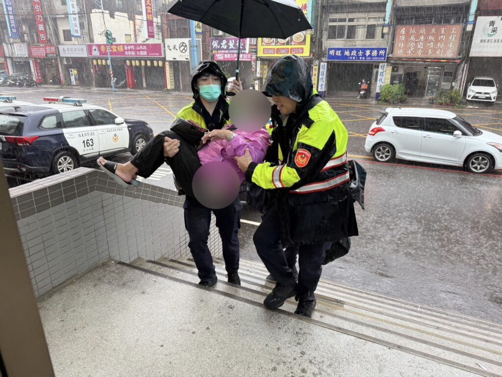 天雨路滑！買菜婦摔倒無法起身-龜山警當機立斷「公主抱」