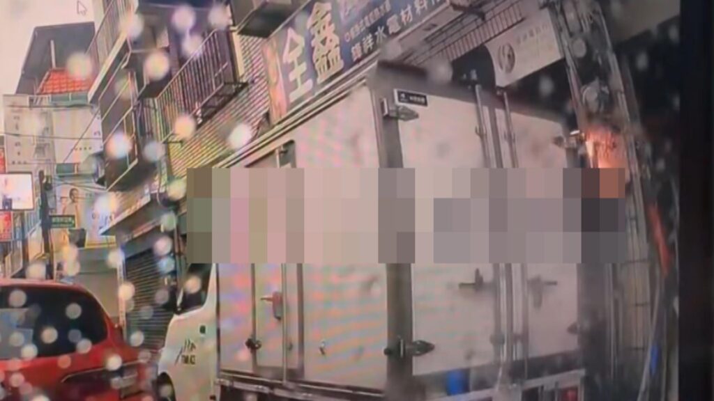 【有片】貨車硬擠「a到電錶」火花乍現-下秒竟直接開走