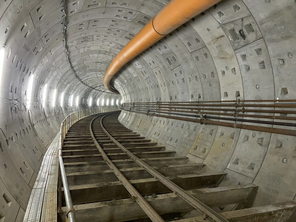 桃捷綠線工程新里程碑-八德區「巧克力站」潛盾隧道貫通 