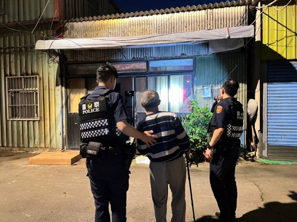 心酸！中風男出門散心卻體力不支倒地-大園暖警伸援