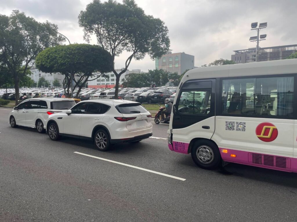 64歲男開中巴追撞-2小客車遭波及