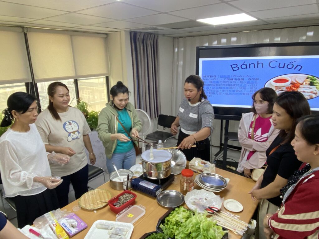 移民署桃園站邀新住民製作越南粉捲-宣導非洲豬瘟防範觀念