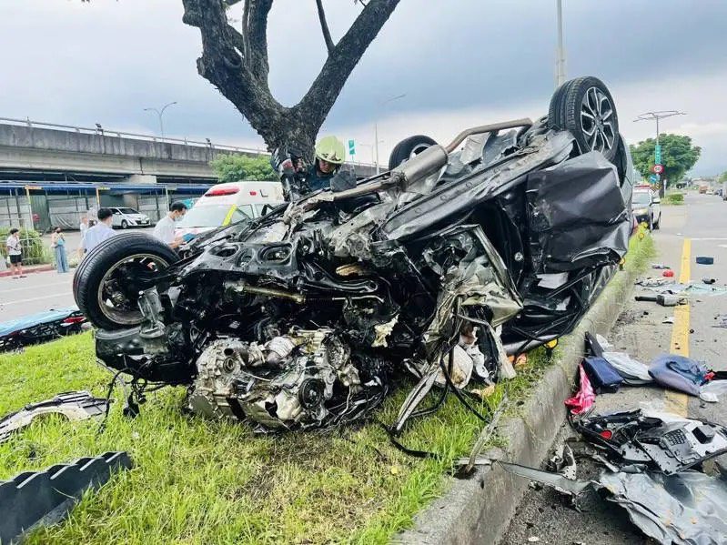 影音/北市轎車衝撞遊覽車後翻覆 母子雙亡 - 台北郵報 | The Taipei Post 影音/北市轎車衝撞遊覽車後翻覆 母子雙亡 - 台北郵報 | The Taipei Post