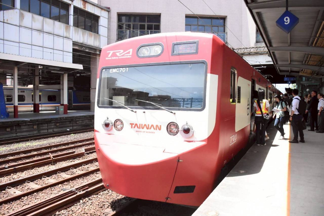 復刻「嗶嗶嗶嗶台灣號」彩繪列車啟航 運行宜蘭線行銷東北角風光 - 台北郵報 | The Taipei Post 復刻「嗶嗶嗶嗶台灣號」彩繪列車啟航 運行宜蘭線行銷東北角風光 - 台北郵報 | The Taipei Post
