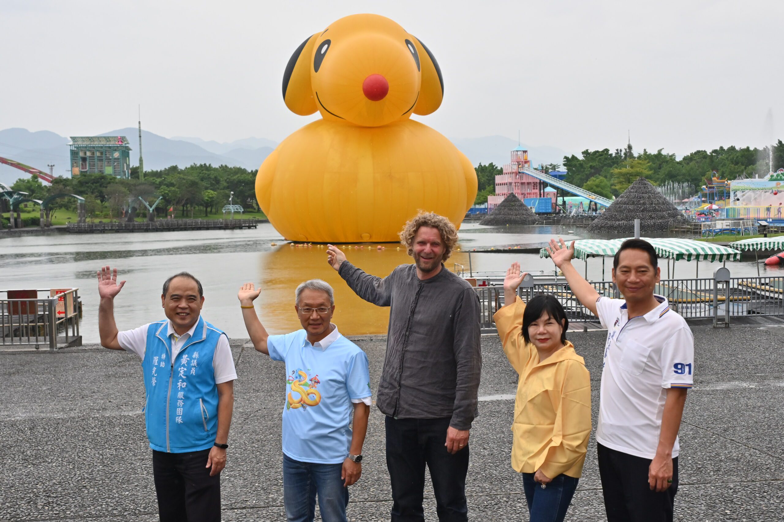 藝術家霍夫曼現身宜蘭童玩節 同框超萌「史努比鴨」 - 台北郵報 | The Taipei Post 藝術家霍夫曼現身宜蘭童玩節 同框超萌「史努比鴨」 - 台北郵報 | The Taipei Post