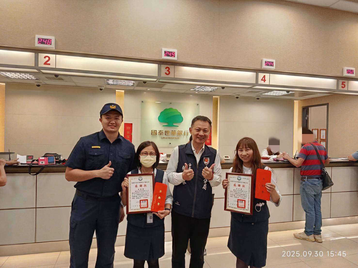 中壢阿伯誤信桃色陷阱「3000萬」險飛了 警方表揚行員及時阻詐 - 台北郵報 | The Taipei Post 中壢阿伯誤信桃色陷阱「3000萬」險飛了 警方表揚行員及時阻詐 - 台北郵報 | The Taipei Post