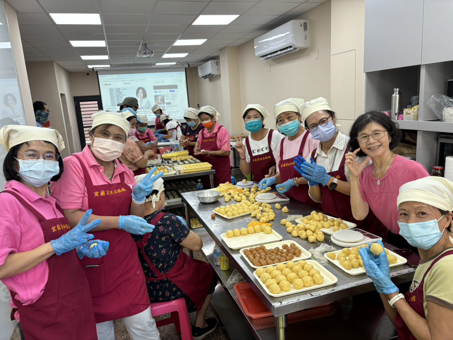 傳遞愛心溫度 溫媽媽義工隊手作月餅贈扶助家庭 - 台北郵報 | The Taipei Post