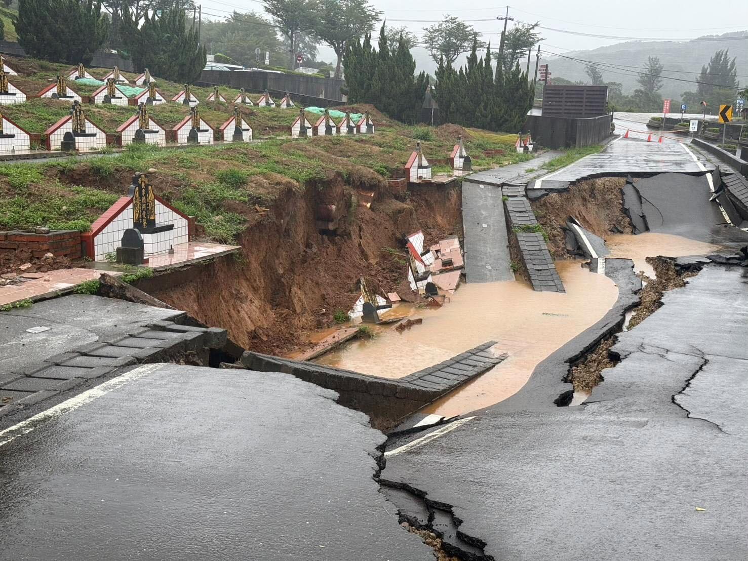 連日豪雨釀災!蘆竹生命紀念園區「這處」坍方影響5墓座 - 台北郵報 | The Taipei Post 連日豪雨釀災!蘆竹生命紀念園區「這處」坍方影響5墓座 - 台北郵報 | The Taipei Post