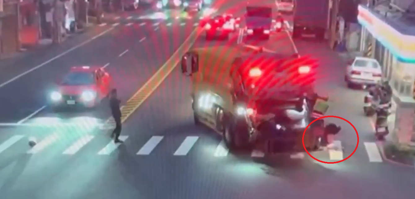 【有片】桃園新屋婦人遭捲入垃圾車底 路人目擊過程嚇壞 - 台北郵報 | The Taipei Post 【有片】桃園新屋婦人遭捲入垃圾車底 路人目擊過程嚇壞 - 台北郵報 | The Taipei Post