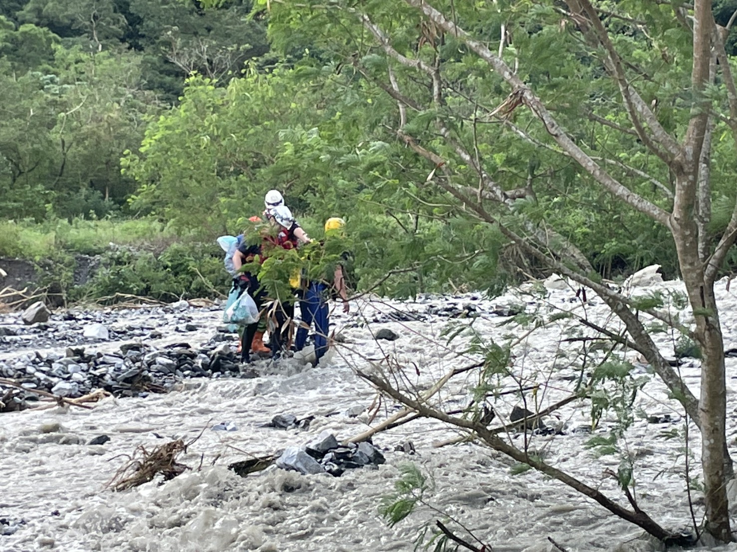 影音/宜蘭豪雨白米溪暴漲住戶受困 消防搶救脫困 - 台北郵報 | The Taipei Post 影音/宜蘭豪雨白米溪暴漲住戶受困 消防搶救脫困 - 台北郵報 | The Taipei Post
