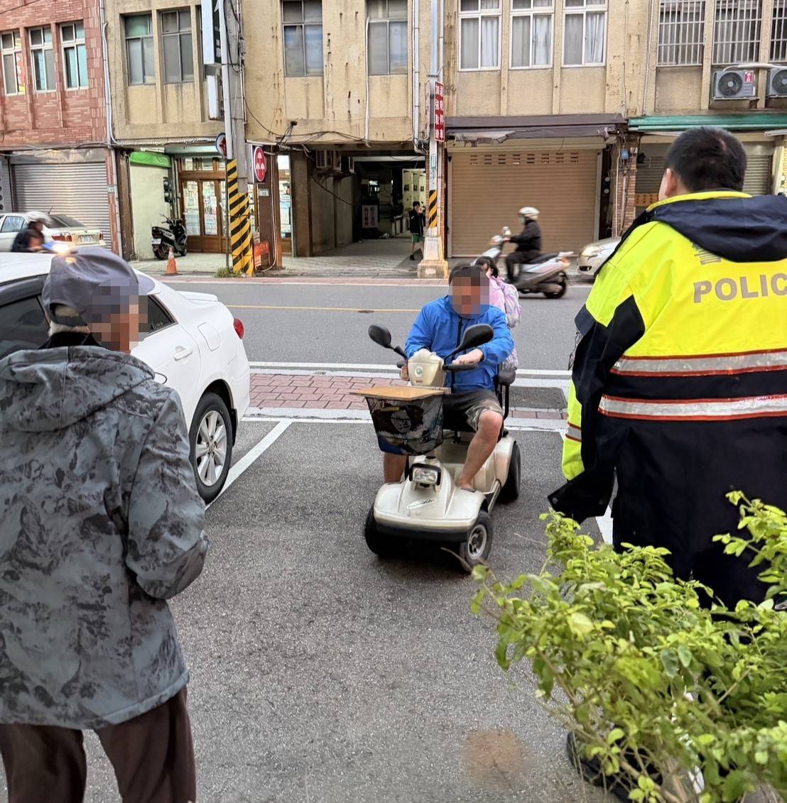 剛搬家人生地不熟!觀音暖警及時伸援 助8旬老翁化解迷途驚魂 - 台北郵報 | The Taipei Post 剛搬家人生地不熟!觀音暖警及時伸援 助8旬老翁化解迷途驚魂 - 台北郵報 | The Taipei Post