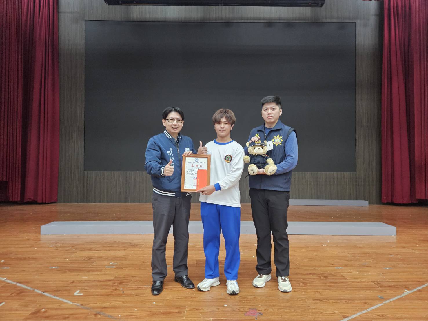 龍潭高中學子勇擒銀樓搶匪 中壢警贈感謝狀、姓名熊表揚 - 台北郵報 | The Taipei Post 龍潭高中學子勇擒銀樓搶匪 中壢警贈感謝狀、姓名熊表揚 - 台北郵報 | The Taipei Post