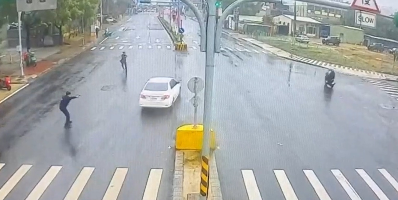 中壢警匪追逐!疑掛假車牌逆向狂飆 警舉槍他繼續跑 - 台北郵報 | The Taipei Post 中壢警匪追逐!疑掛假車牌逆向狂飆 警舉槍他繼續跑 - 台北郵報 | The Taipei Post